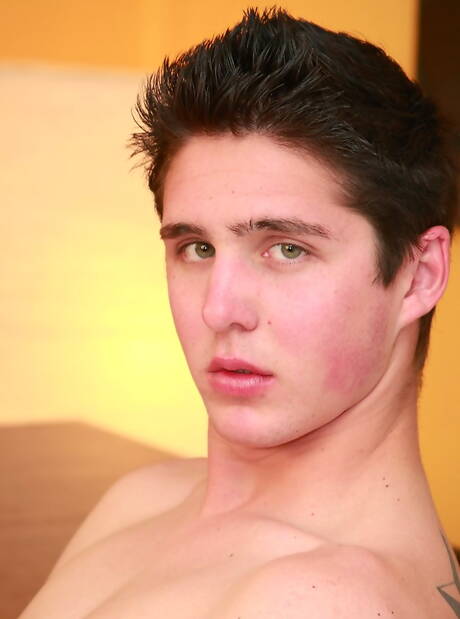 Il bel ragazzo americano Kyle Bradley si masturba