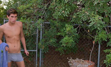 El joven estadounidense Skyelr Bleu se masturba al aire libre