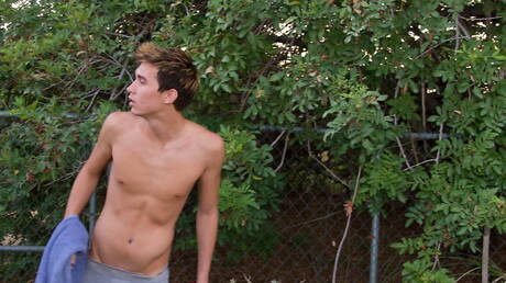 El joven estadounidense Skyelr Bleu se masturba al aire libre