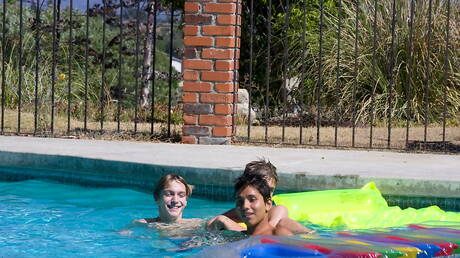 加布里埃爾·瓦倫蒂諾 (Gabriel Valentino)、馬克斯·摩根 (Max Morgan) 和科迪·卡切特 (Cody Cachet) 在泳池邊熱戀