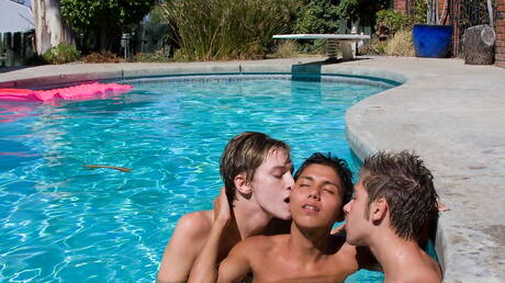 加布里埃爾·瓦倫蒂諾 (Gabriel Valentino)、馬克斯·摩根 (Max Morgan) 和科迪·卡切特 (Cody Cachet) 在泳池邊熱戀