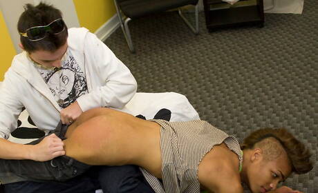 Le jeune américain Casper Benz et le minet sexy Jordan Carter dans une scène de fellation