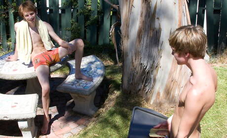 美國帥哥 Cody Cachet 和性感帥哥 Xander Dais 在戶外享受火辣的同性戀行為