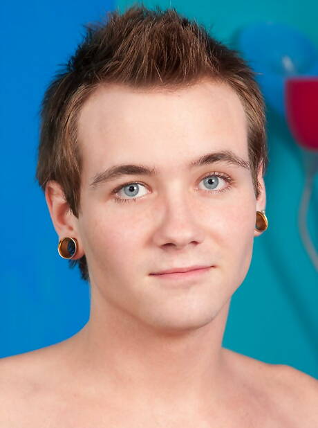 Pretty boy Drew Taylor wanking