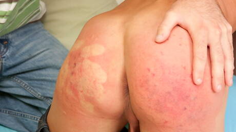 Amerikaanse spierbundel Matthew Singer en knappe jongen Mike Rocks in een kont-spankingsessie