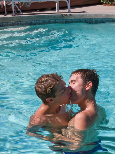 性感的美國年輕帥哥 Skyelr Bleu 和年輕帥哥 Keith Conner 在泳池裡進行熱辣的同性戀行為