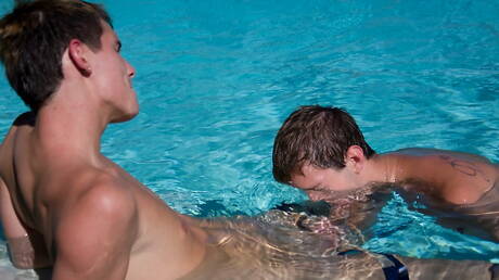 性感的美國年輕帥哥 Skyelr Bleu 和年輕帥哥 Keith Conner 在泳池裡進行熱辣的同性戀行為