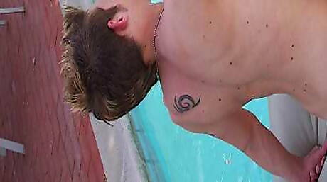 Les gars sans vergogne Seth Adams, Kyle Bradley et Cody Cachet ont des relations sexuelles anales à trois à la piscine