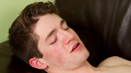 Amerykański przystojniak Eric Blaine masturbuje się swoim kutasem