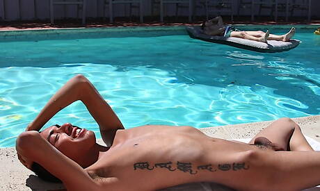 Il giovane ragazzo americano Aiden Mychals e il ragazzo Elija Michaels in una scena di succhiacazzi in piscina