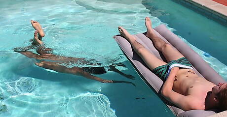 Il giovane ragazzo americano Aiden Mychals e il ragazzo Elija Michaels in una scena di succhiacazzi in piscina