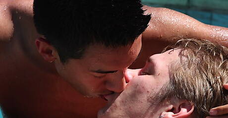 Il giovane ragazzo americano Aiden Mychals e il ragazzo Elija Michaels in una scena di succhiacazzi in piscina