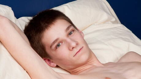 Le minet chaud Dimitri Schlutt pose nu et montre son joli cul