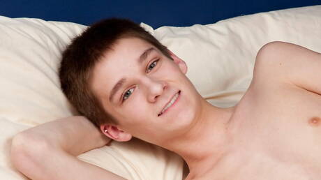 Il ragazzo sexy Dimitri Schlutt posa nudo e mostra un bel culo