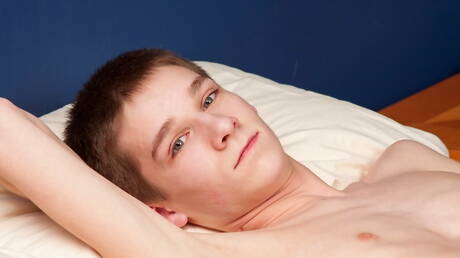 Il ragazzo sexy Dimitri Schlutt posa nudo e mostra un bel culo