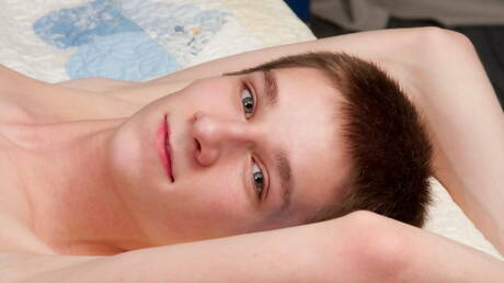 Il ragazzo sexy Dimitri Schlutt posa nudo e mostra un bel culo