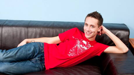 Le beau garçon américain Ace Lockheart prend du plaisir