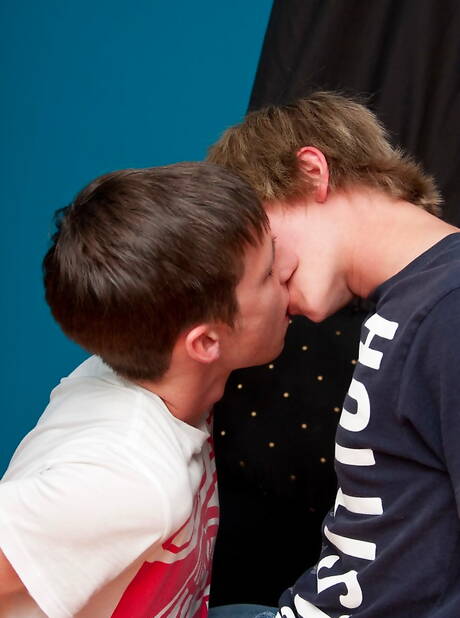 Dois caras americanos, o jovem Derrick Porter e o lindo garoto Adrian Layton, têm uma cena de casal quente