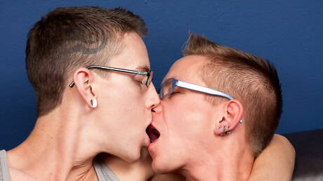 Amerikaanse twink Dustin Revees en strongman Vince Faulkner neukten elkaar