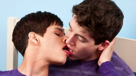 Dwóch amerykańskich facetów, młodzieniec Eric Blaine i gorący młodzieniec Keine Sorgen ruchają się po obciąganie