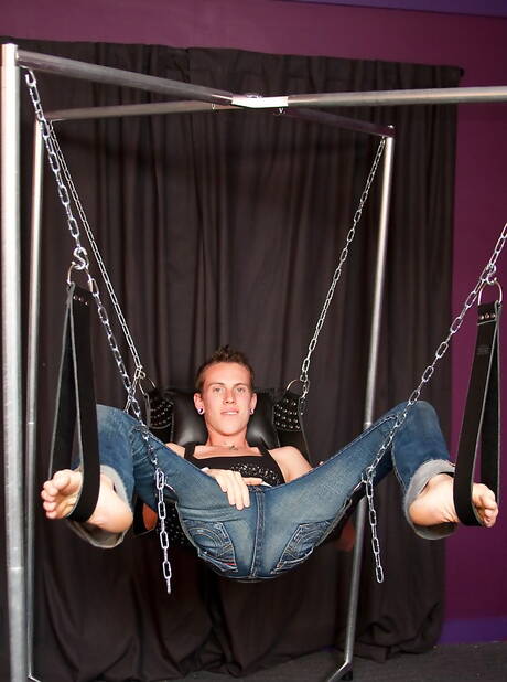 Amerikaanse knappe jongen Dustin Revees plaagt met dildo