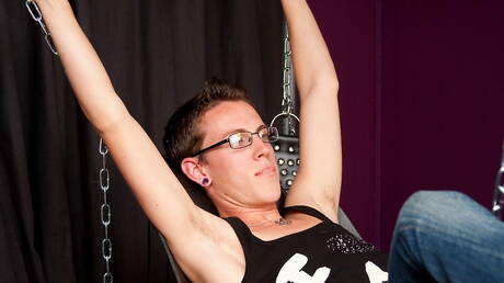 Der hübsche Amerikaner Dustin Revees neckt mit einem Dildo