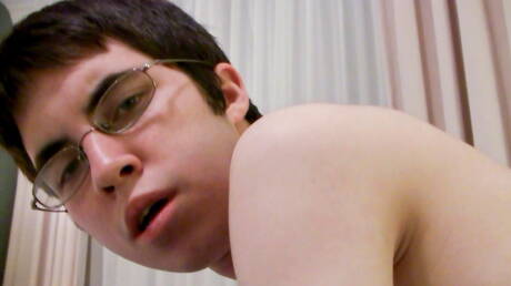 Le jeune minet chaud Jeff Sterne se fait fesser et sucer une bite après une leçon de fessée