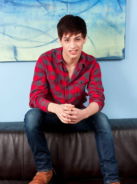 Der hübsche amerikanische Junge „Keine Sorgen“ hat Spaß