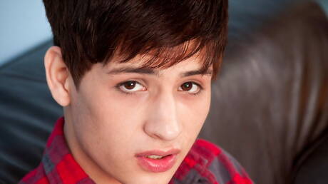 Der hübsche amerikanische Junge „Keine Sorgen“ hat Spaß