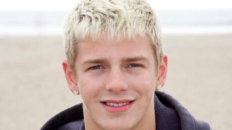 Los chicos estadounidenses calientes, el guapo Chad Fitch y el jovencito Bradley Spade, se divierten en una follada anal caliente al aire libre.