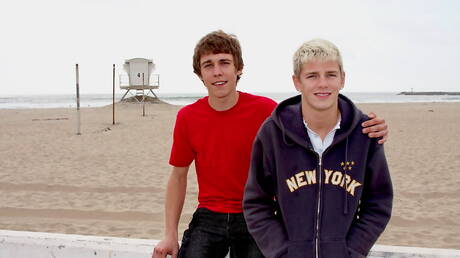 Los chicos estadounidenses calientes, el guapo Chad Fitch y el jovencito Bradley Spade, se divierten en una follada anal caliente al aire libre.