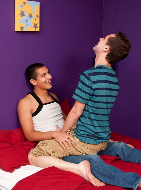 Der muskulöse amerikanische Star Tony Newport und der junge Ace Lockheart lieben sich