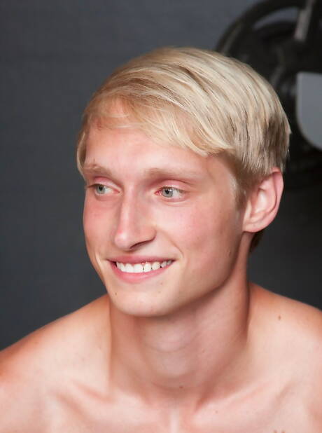 Pretty american boys muscular Max Carter and twink Keine Sorgen in blowjob scene