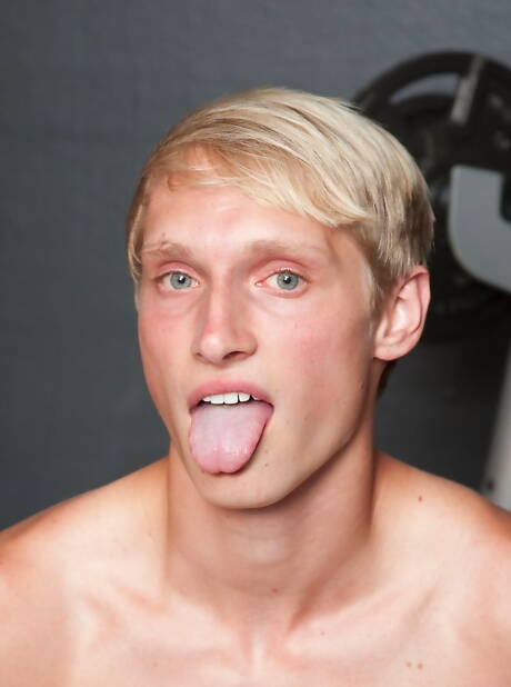 Piękni amerykańscy chłopcy, muskularni Max Carter i młodzieniec Keine Sorgen w scenie obciągania