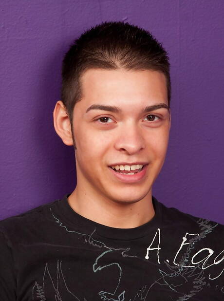 Młody Latynos Brycen Cox masturbuje się swoim kutasem