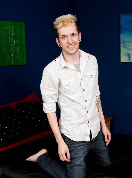 Twink Dawson Dynamite rozbiera się i pokazuje ciasny tyłek