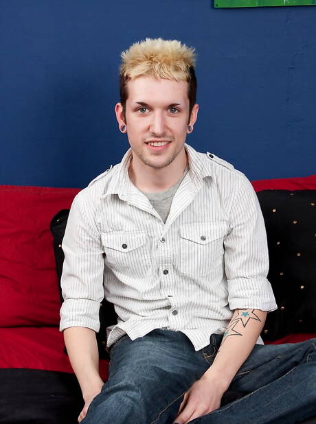 Twink Dawson Dynamite rozbiera się i pokazuje ciasny tyłek