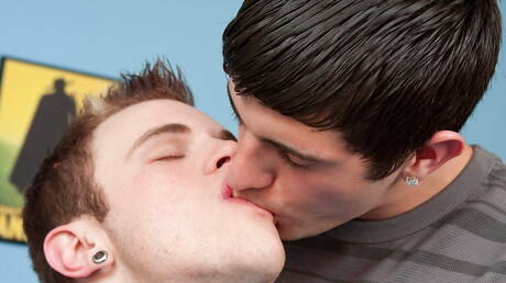 Le minet américain Devon Pryce et le beau gosse Bryce Wilson baisent le cul après avoir sucé une bite