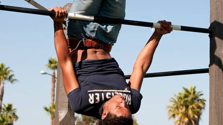 Knappe Amerikaanse jongens, jonge gast Patrick Kennedy en gespierde Jayden Hart in zwart-wit anale seks buiten