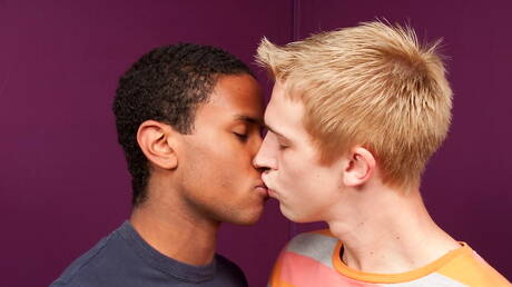 Knappe Amerikaanse jongens, jonge gast Patrick Kennedy en gespierde Jayden Hart in zwart-wit anale seks buiten