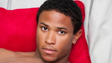 Der schwarze, muskulöse Jayden Hart neckt seinen Schwanz