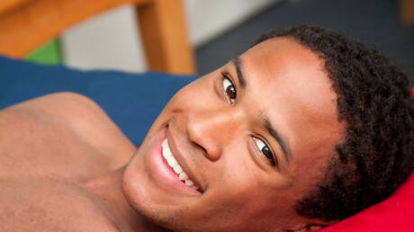 Der schwarze, muskulöse Jayden Hart neckt seinen Schwanz