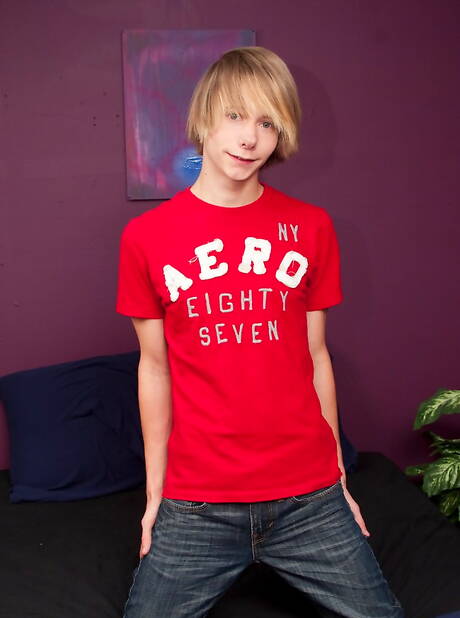 Amerikaanse knappe jongen Derrick Porter masturbeert