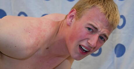 Superstud Dylan Wylde masturbeert met seksspeeltje