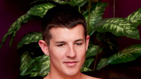 Il bel ragazzo americano Tyler West gioca con il cazzo