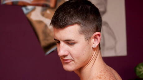 Il bel ragazzo americano Tyler West gioca con il cazzo