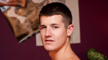 Il bel ragazzo americano Tyler West gioca con il cazzo