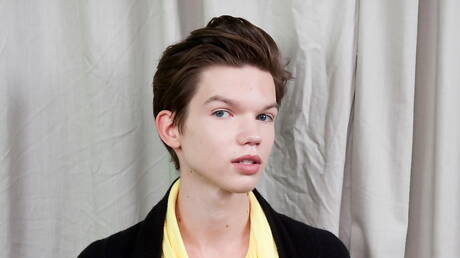 Der amerikanische Twink Sencer Keve posiert nackt und zeigt einen heißen Hintern