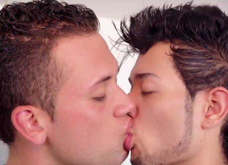 Il bellissimo amico Martin Vieco e il bel ragazzo Anibal Mateus si scopano il culo dopo averlo succhiato