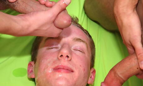 セクシーな仲間のダン・ライアン、コリー・エイムズ、マックス・モーガンがお互いにセックスした